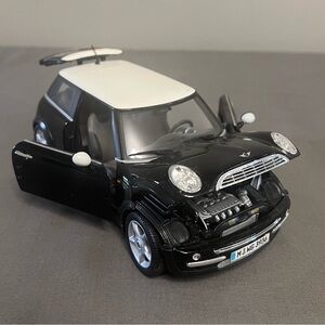 Maisto Special Edition Mini Cooper Black & White Diecast 1:18 Hinged Parts